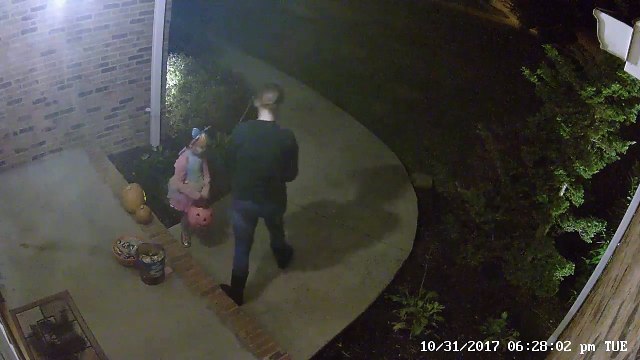 Cette maman vole 3 fois des bonbons pour Halloween devant sa fille !