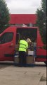 Poste australienne : ils jettent les paquets pour les trier dans le camion !