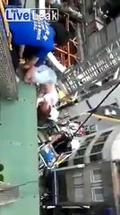 Retenue par les pieds après avoir tenté de jeter de sa fenêtre !