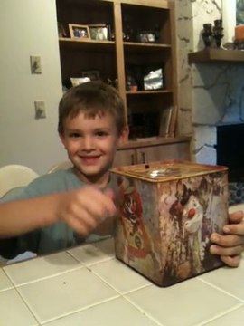 La tête de ce gamin effrayé par la boite d'halloween !