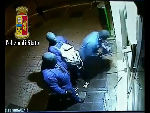 Andria: arrestati due pregiudicati per la rapina a un bancomat di Matera la notte di Capodanno