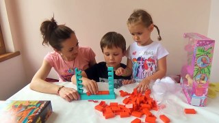 КАТЯ и МАКС открывают подарки от My little Nastya Играем в игру КОШКА НА СТЕНЕ и КУКЛАМИ