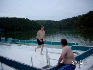 regis saute du bateau ! grosse gamelle !!