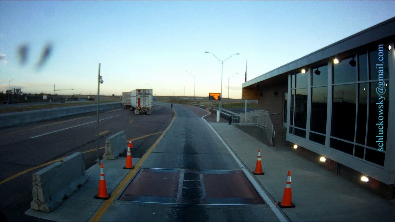Colorado Weight Watchers in Action///Weigh Station///DOT Scale House///I-70 West near Limen///LKW Waage in USA
