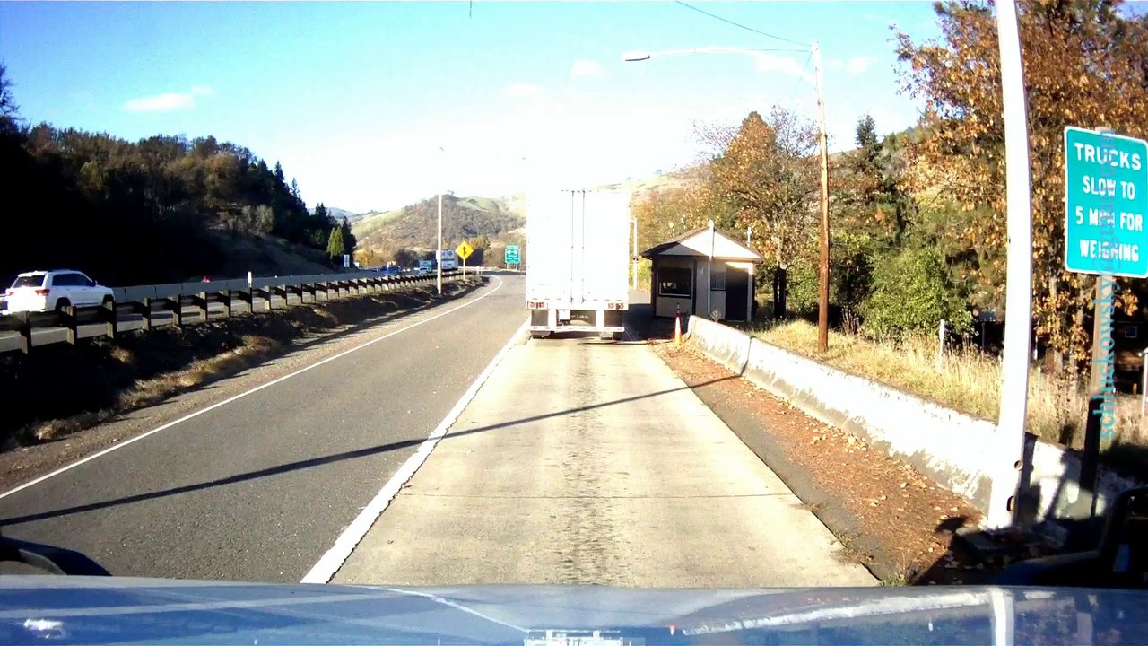 Oregon Weight Watchers in Action///Weigh Station///DOT Scale House//, I-5 Horth, near Myrtle Creek///LKW Waage