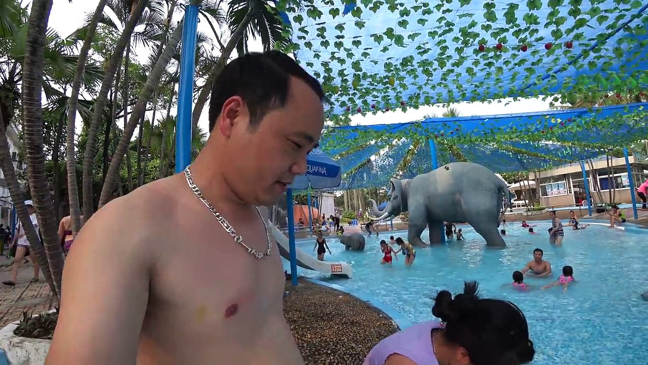 BÉ HUYỀN ĐI CHƠI CÔNG VIÊN NƯỚC HỒ TÂY - Go to Ho lake water park - Giai tri cho Be yeu
