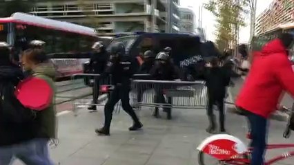 La policia espanyola carrega durant l'aturada de país