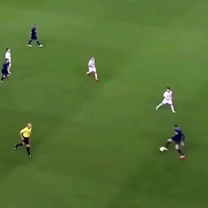 arbitre sur un match de football d'un autre monde