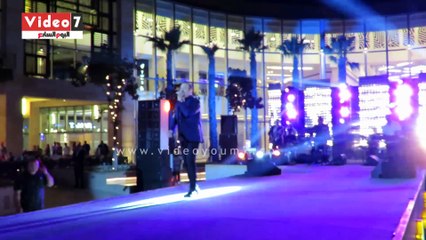 هشام عباس يغنى "قدامه" لايف