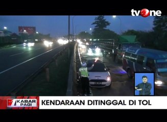 Mobil Mewah Ditinggal Pemiliknya di Jalur Cepat Jalan Tol