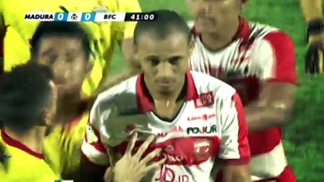 Momen Piter Odemwingie Tendang Lawan, Langsung Kartu Merah
