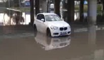 Ataköy'de alt geçit su doldu, araçlar mahsur kaldı