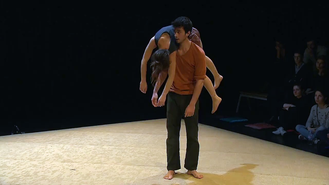 Yerçekimine karşı koymayan kız