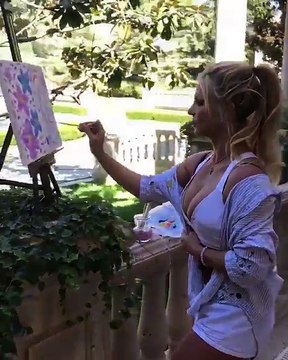 Britney Spears peint en petite tenue et réussit à en vendre une 10000$