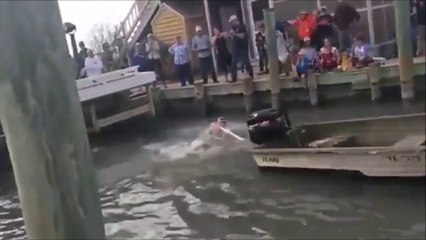 Ce débile essaie d'accrocher son bateau et ça termine mal pour lui