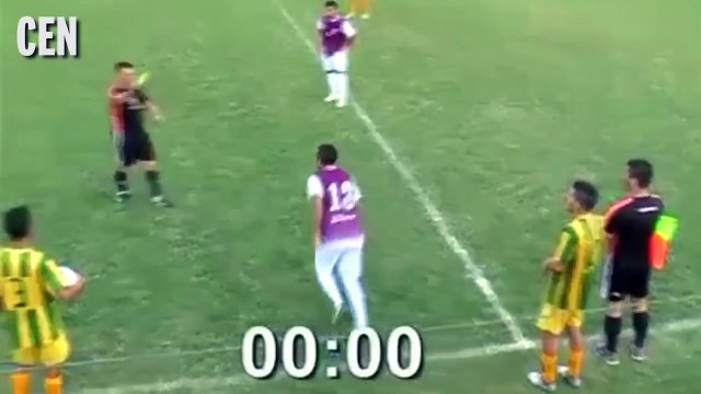 A peine rentré sur le terrain ce joueur se prend 2 cartons jaunes et se fait expulser en 10 secondes