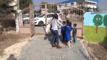 Üniversite Öğrencilerinden Köy Okullarındaki Öğrencilere Yardım