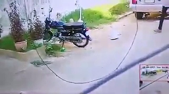 کراچی طارق روڈ پر موٹرسائیکل چوری کی واردات کی ویڈیو دیکھیں۔ ویڈیو: فیصل علی۔ کراچی