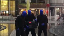 Milano 'infestata'dai Blue Man Group: chi sono gli 'omini blu' che spopolano negli USA?