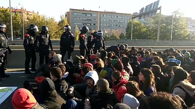 Police Forcibly Remove Protesters From Roadblock in Catalonia