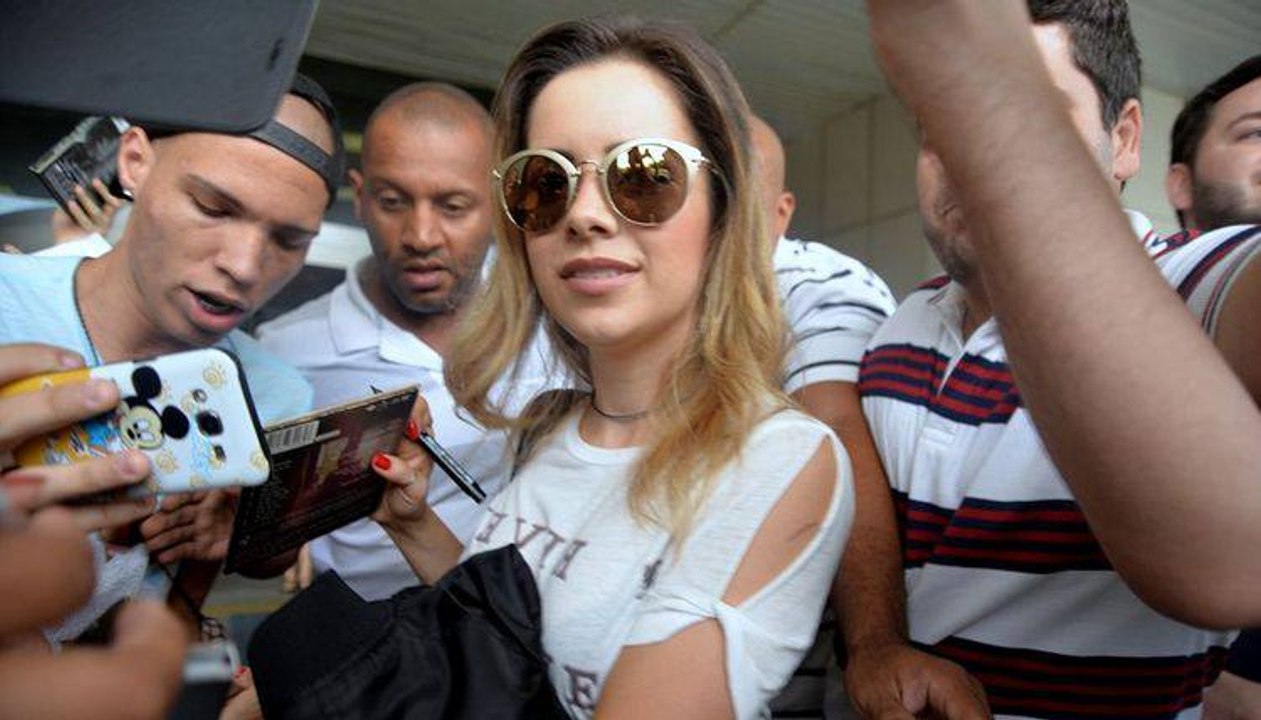 Fã puxa cabelo de Sandy em aeroporto e cantora grita