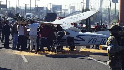 Avião faz pouso em estrada no México
