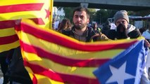 Independentistas catalanes cortan carreteras y vías de tren