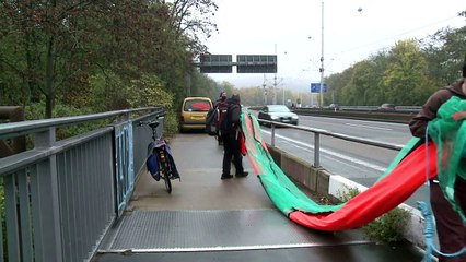 Bonn: Polizei verhindert Enthüllung von Anti-Trump-Flagge
