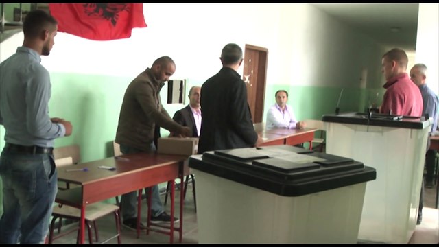 ZGJEDHJET NE DIBER FILLOJNE PA PROBLEME TE MEDHA, VOTON KANDIDATI I MAJTE, I DJATHTI NUK GJEN EMRIN