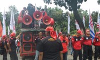 Buruh Demo Menuntut Kenaikan UMP DKI Jakarta