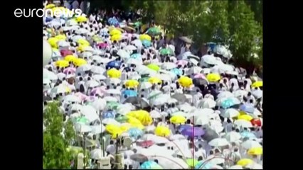 HAXHINJTE MESYJNE MALIN E ARAFATIT NE ARABI, BESIMTARE NGA E GJITHE BOTA KRYEJNE RITUALIN E LUTJEVE