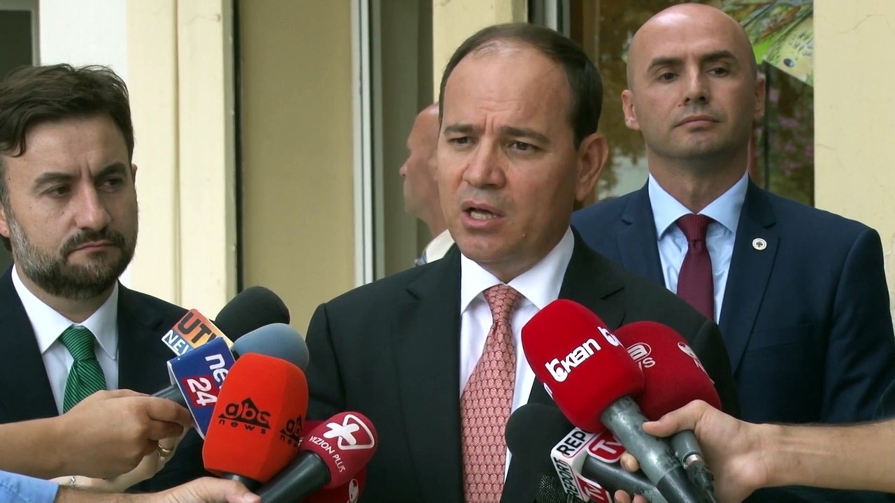 PRESIDENTI DHE E GJITHE POLITIKA UROJNE BESIMTARET, VITIN E ARDHSHEM NE XHAMINE E RE TE TIRANES LAJM