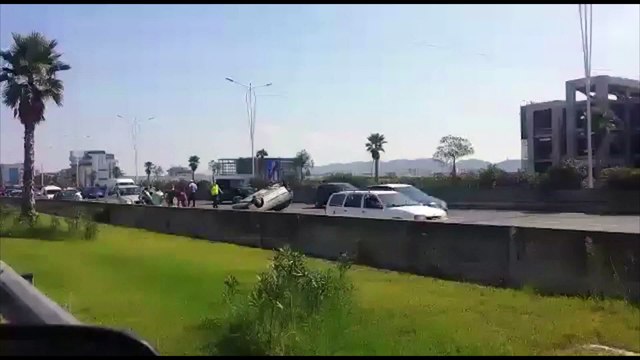 AKSIDENT NE RRUGEN TIRANE DURRES, MAKINA PERMBYSET NGA SHPEJTESIA, DY PERSONA TE PLAGOSUR LAJM