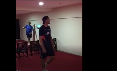 மழையால் ஆட்டம் தாமதமானபோது தோனி என்ன செய்தார் தெரியுமா?- வீடியோ