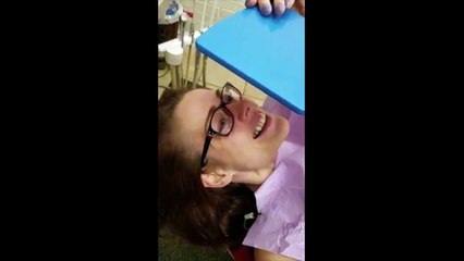 Son petit-ami violent la frappe et lui casse la dent, son dentiste va faire quelque chose d’incroyable pour elle