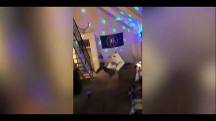 Ce gars bourré se prend pour Spiderman et fini KO