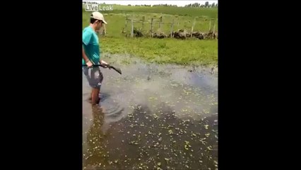 Ce débile se tire dessus tout seul en faisant le con avec son fusil