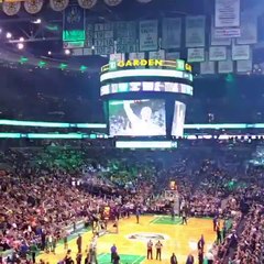 Paul Pierce acclamé par les fans des Celtics alors qu'il mange du popcorn