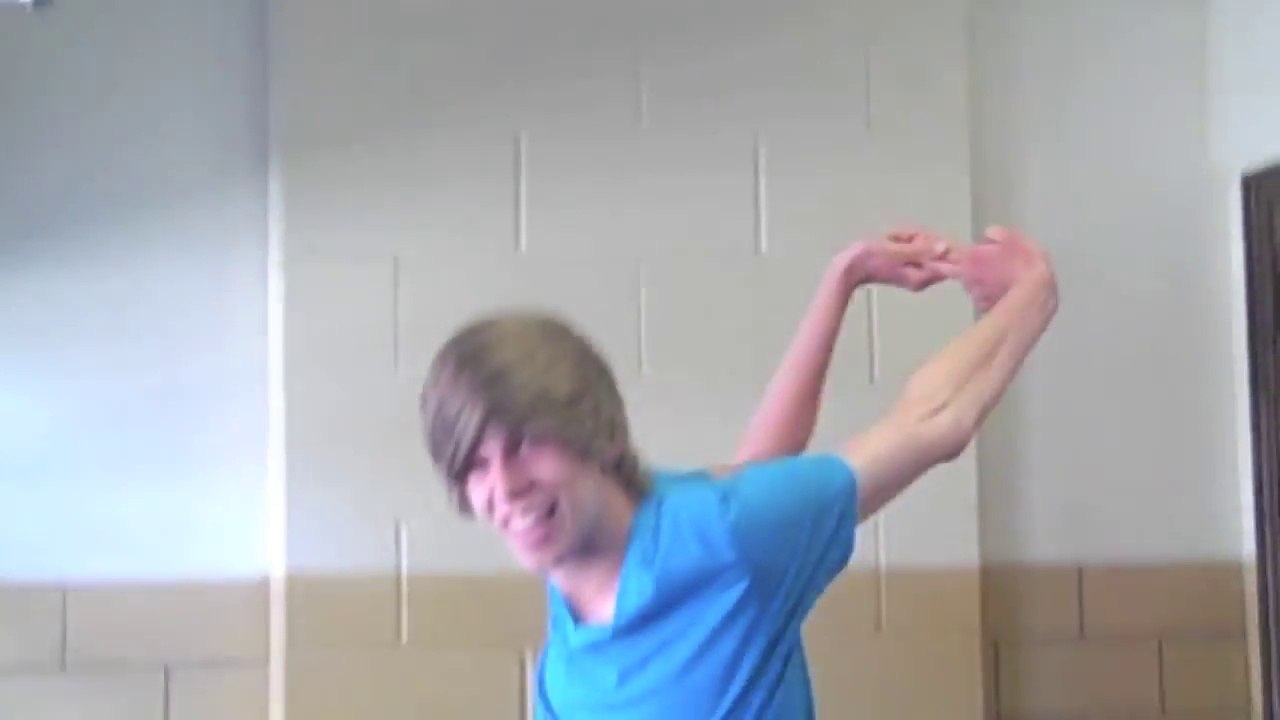 Faire de la corde à sauter avec ses bras... Il peut le faire !