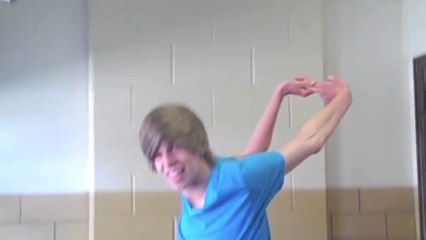 Faire de la corde à sauter avec ses bras... Il peut le faire !