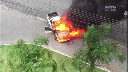 Carro pega fogo na Norte Sul