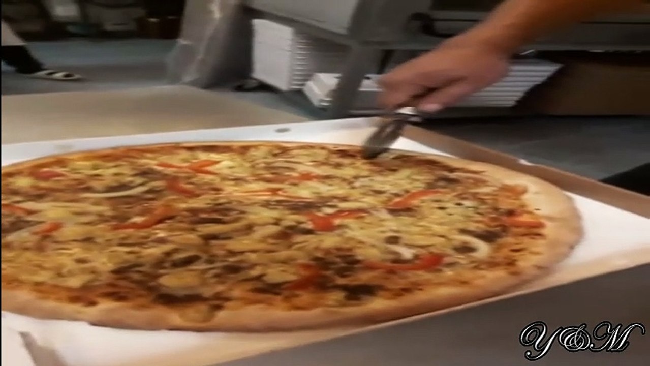 ابو جيجو يسوي بيتزا