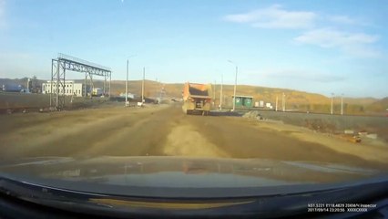 Un tren se lleva por delante a un camión en un paso a nivel