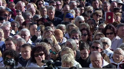 El Papa critica el uso de teléfonos durante la misa