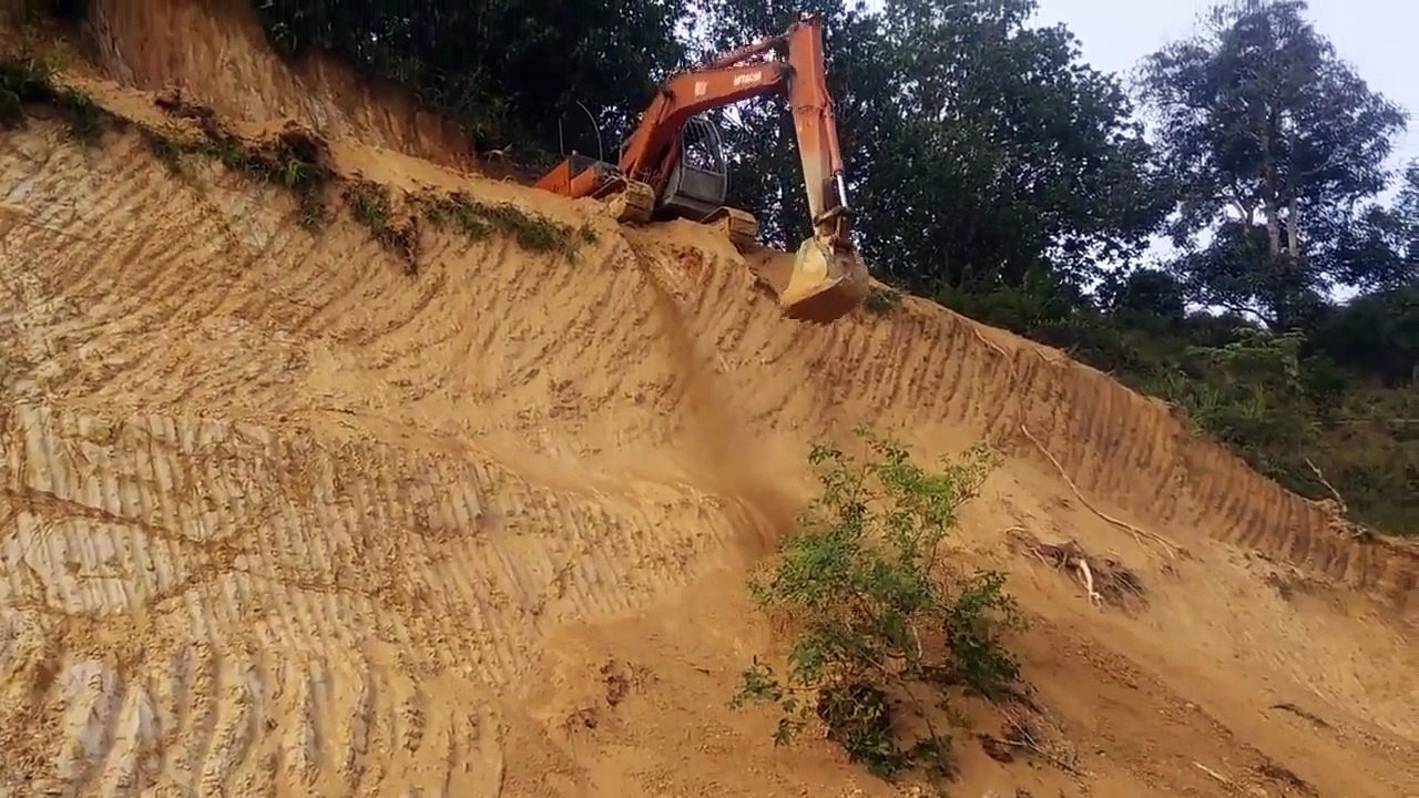 Ce chauffeur de pelleteuse fait une descente risqué mais incroyable... Fou