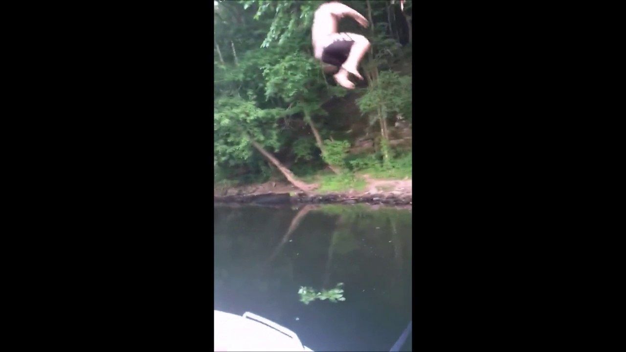 Il se jette à l'eau au bout d'une corde et s'écrase sur un bateau... Pire fail de l'année