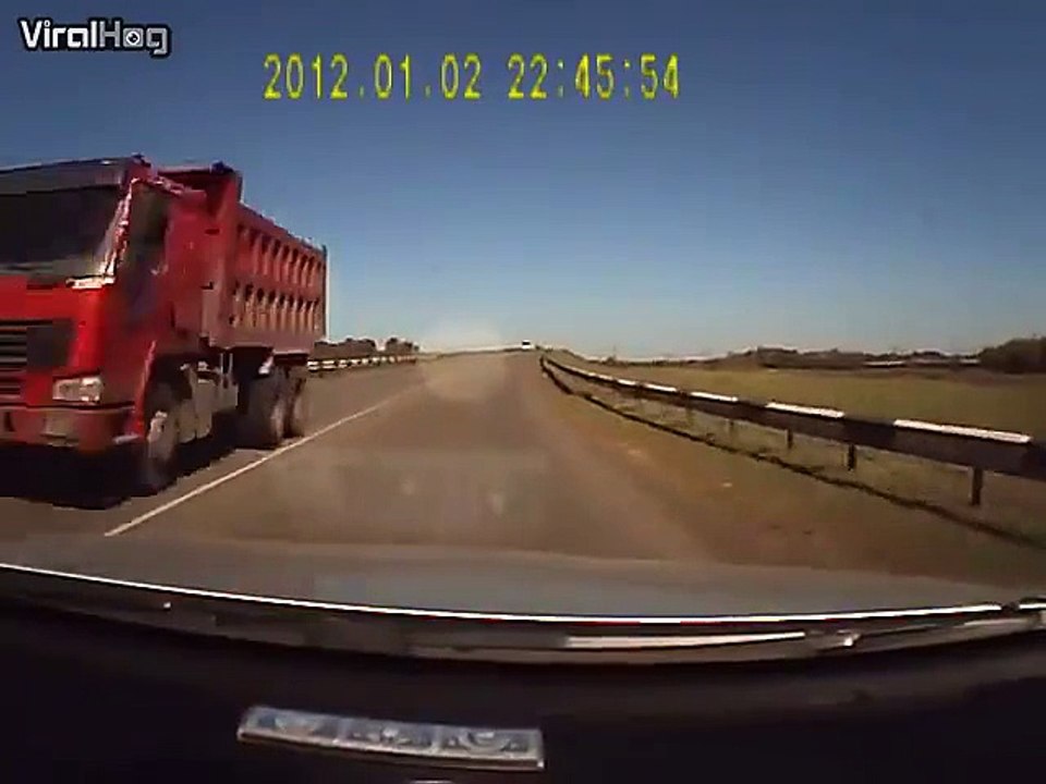Quand une barre de fer vient s'encastrer dans ta voiture en pleine autoroute