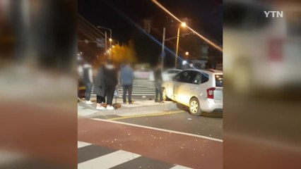 승용차 신호등에 '쿵'...일대 차량 통행 불편 / YTN