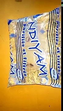 Regarder se qui trouve dans le sachet d'eau... vous n'allez pas le croire