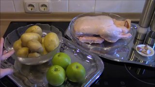 утка запечённая в духовке с картофелем и яблоками